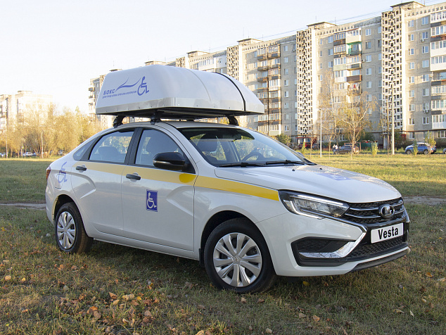 Автомобиль для инвалидов с ручным управлением и боксом для подъема кресла-коляски на базе Lada Vesta - фото Перевозка инвалидов